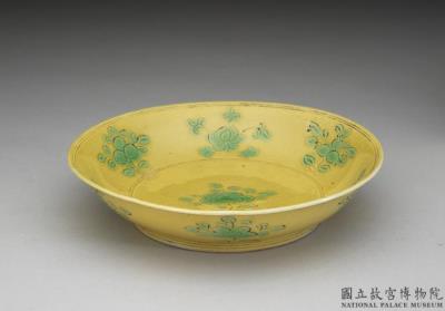 图片[2]-Yellow dish with green flower and fruit design, Ming dynasty, Jiajing reign (1522-1566)-China Archive